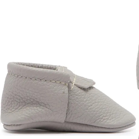 UNISEX Freshly Picked First Pair Fringe Moccasins Crib Shoe - Picture 2 of 8